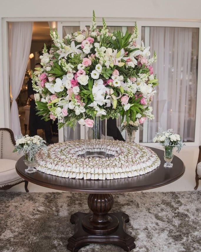 Mesa de bem casados com arranjo de flores